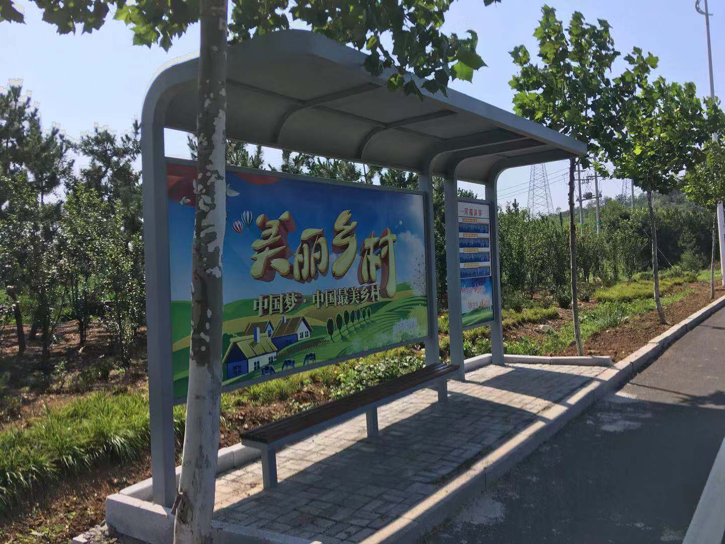 候車亭實景，鄉(xiāng)鎮(zhèn)款站牌實景